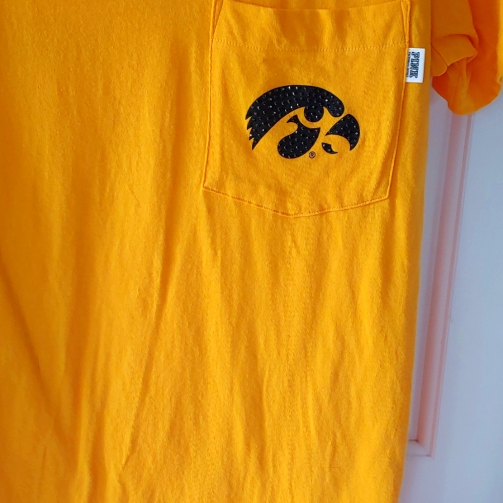 VS Pink Iowa Hawkeyes pocket t-shirt